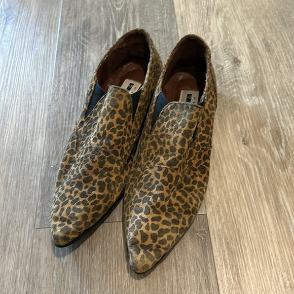 Leopard cute flats.. leather upper size 8 really in now !! - Picture 2 of 6
